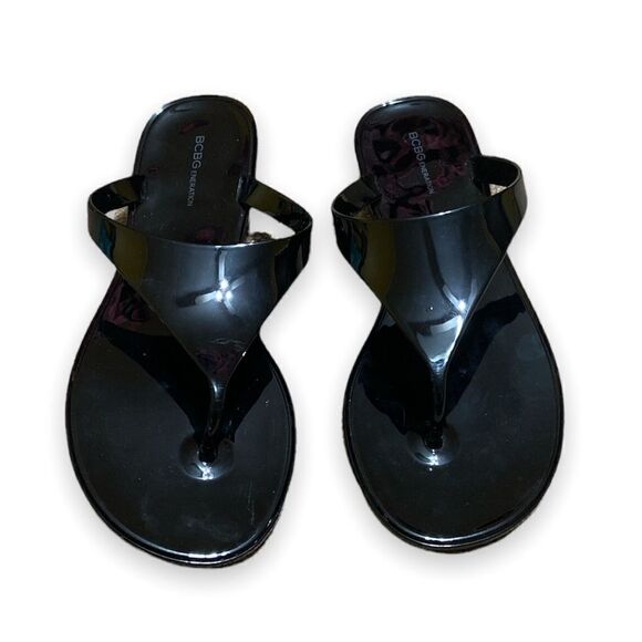WOMEN’S BCBGeneration shiny black flip flops sandals glossy BCBG flats Size 8 - Picture 1 of 6